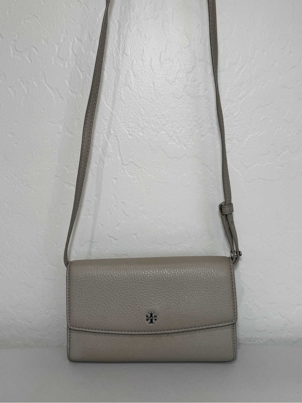 Tory Burch Pebbled Leather Crossbody in Taupe Gray
